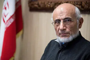 مضحکه واردات خودرو: مصطفی میرسلیم در لندکروز / مخالف واردات خودرو، سوار بر خودروی وارداتی
