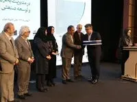 در دهمین کنفرانس «روابط عمومی و صنعت»؛ لوح سپاس «مدیریت بحران ناترازی‌ها و توسعه صنعتی» به فولاد هرمزگان رسید
