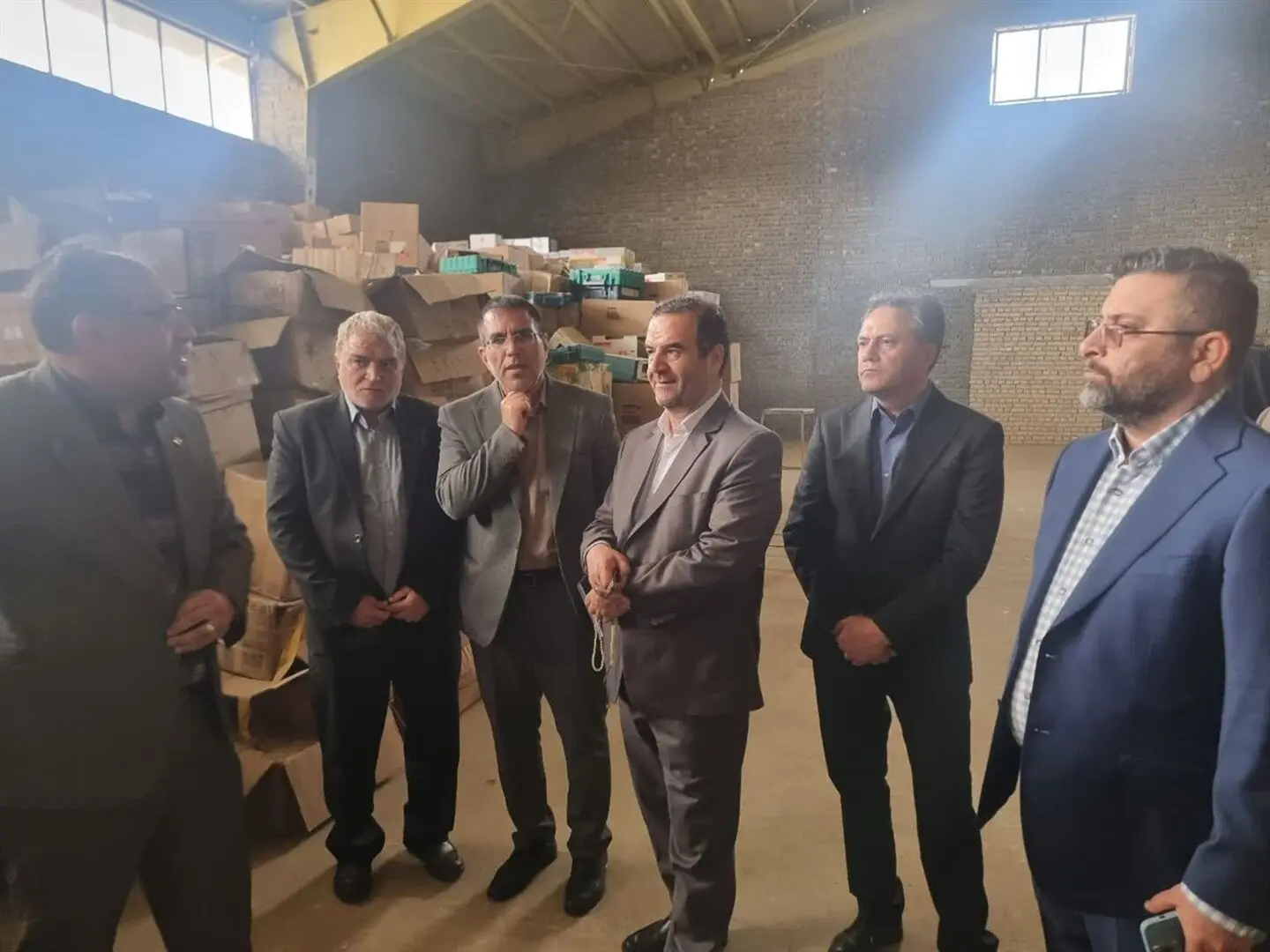 همدان/ بازدید رئیس سازمان تعزیرات حکومتی از انبار های اموال تملیکی استان