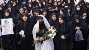 چادر سفید و شاخه گل همسر شهید محمد نقوی روایتگر همه چیز است