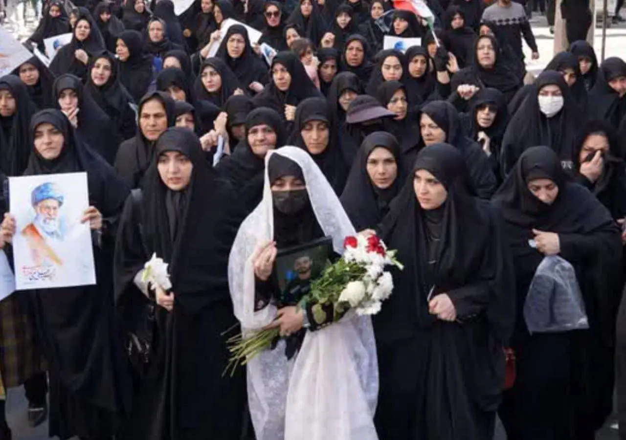 چادر سفید و شاخه گل همسر شهید محمد نقوی روایتگر همه چیز است