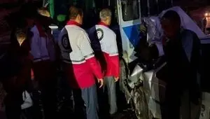 برخورد وحشتناک پژو با مینی‌بوس در جاده نورآباد چند مصدوم برجای گذاشت؟ 