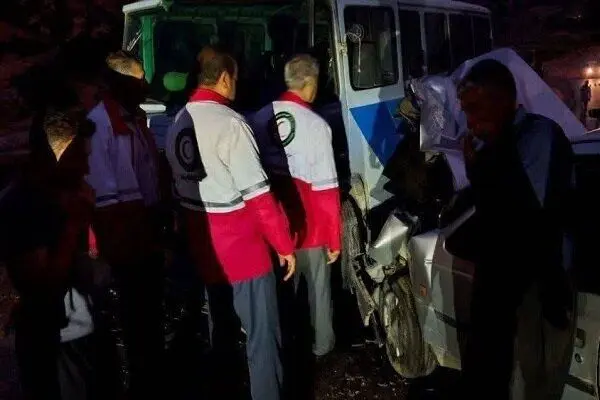 برخورد وحشتناک پژو با مینی‌بوس در جاده نورآباد چند مصدوم برجای گذاشت؟ 
