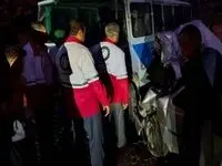 برخورد وحشتناک پژو با مینی‌بوس در جاده نورآباد چند مصدوم برجای گذاشت؟ 