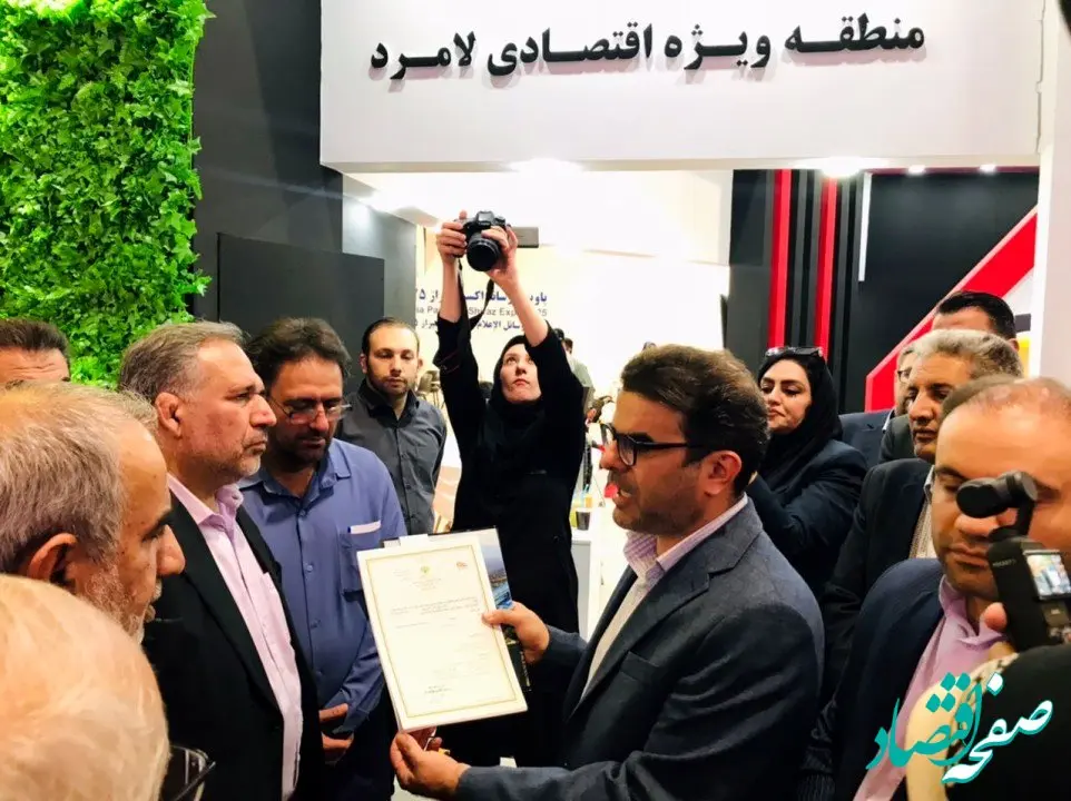 بازدید اعضای کمیسیون‌های جهش تولید و امنیت ملی مجلس از غرفه منطقه ویژه لامرد در نمایشگاه شیراز اکسپو