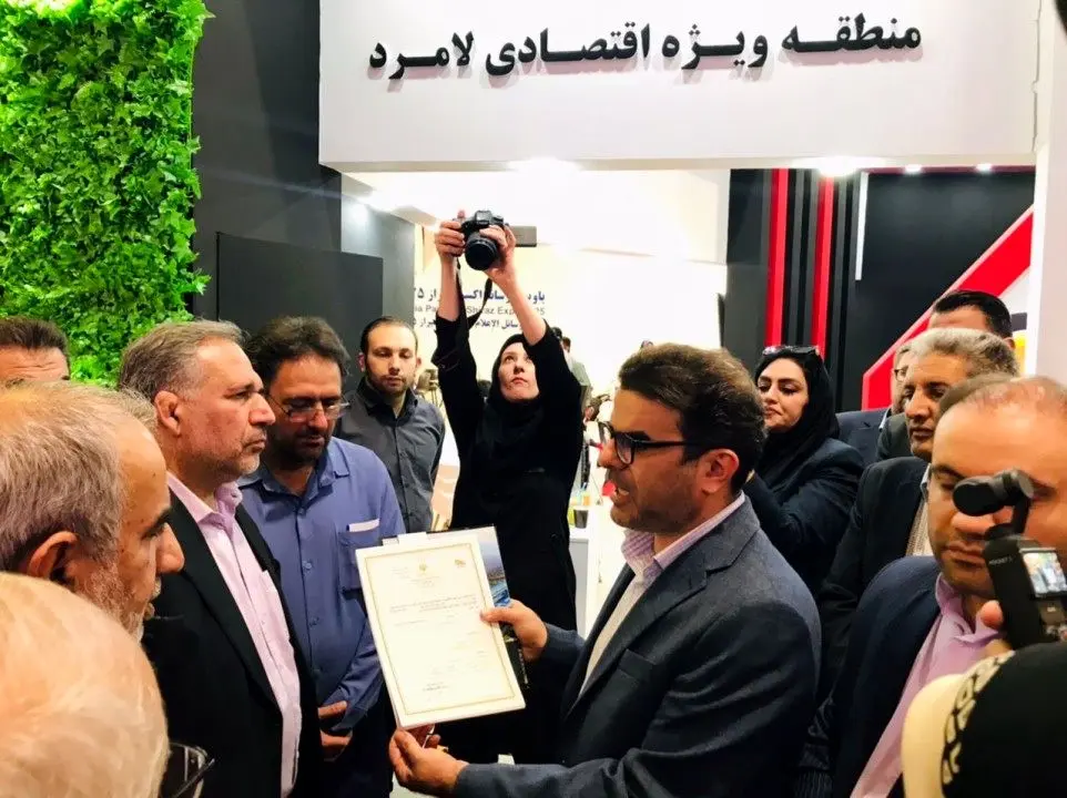 بازدید اعضای کمیسیون‌های جهش تولید و امنیت ملی مجلس از غرفه منطقه ویژه لامرد در نمایشگاه شیراز اکسپو