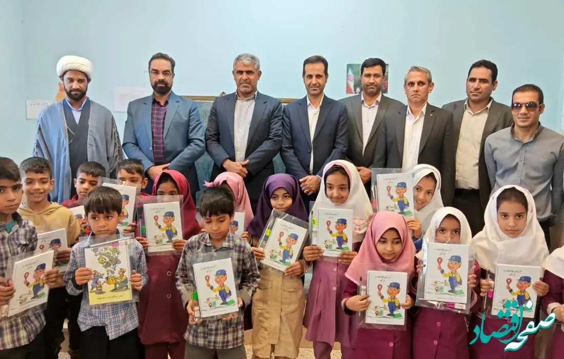 توزیع هدیه فرهنگی بین دانش آموزان با هدف آشنایی بیشتر با پست