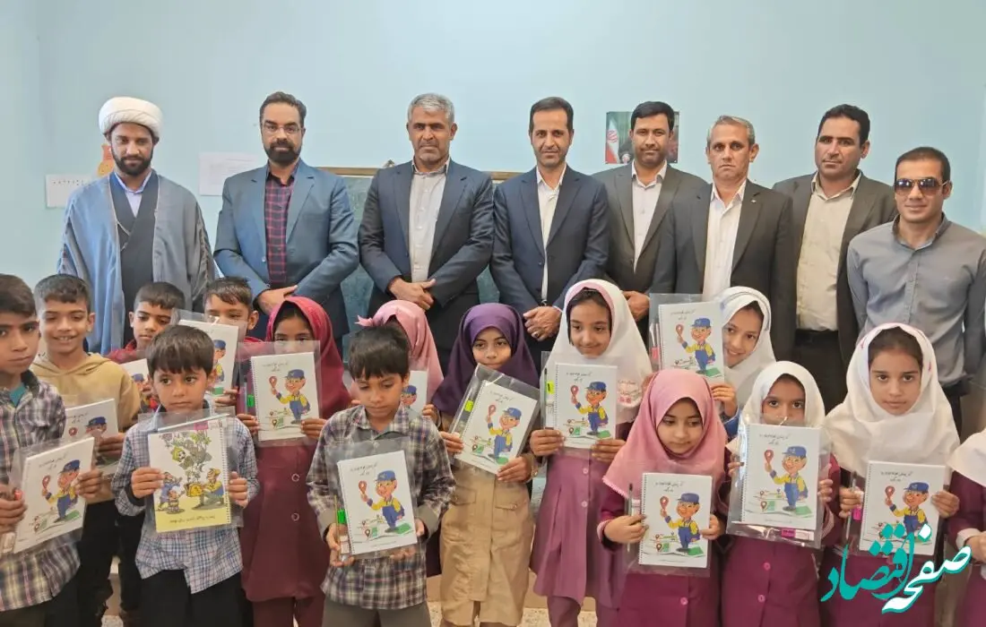 توزیع هدیه فرهنگی بین دانش آموزان با هدف آشنایی بیشتر با پست