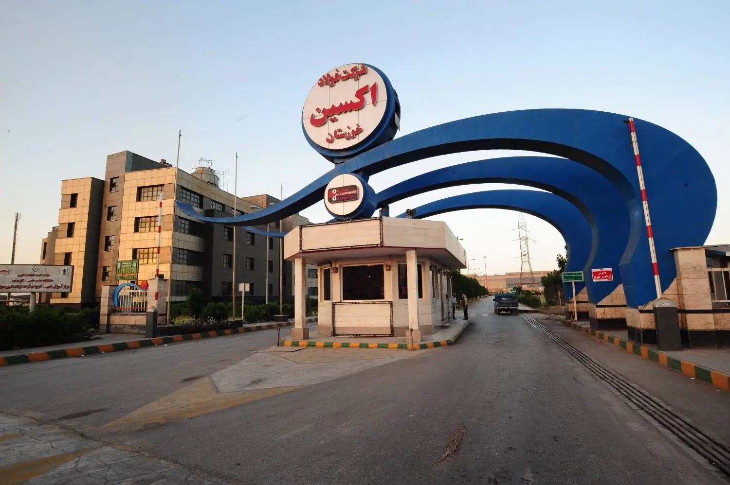 بازدید سرپرست صندوق بازنشستگی کشوری از فولاد اکسین برای تقویت زنجیره تولید