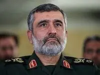 تصویر این سردار معروف سپاه در حال هدیه دادن به یک دانش آموز غوغا به پا کرد