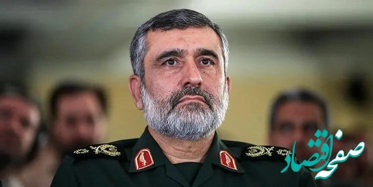 تصویر این سردار معروف سپاه در حال هدیه دادن به یک دانش آموز غوغا به پا کرد