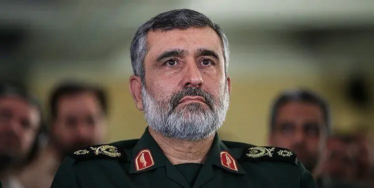 تصویر این سردار معروف سپاه در حال هدیه دادن به یک دانش آموز غوغا به پا کرد