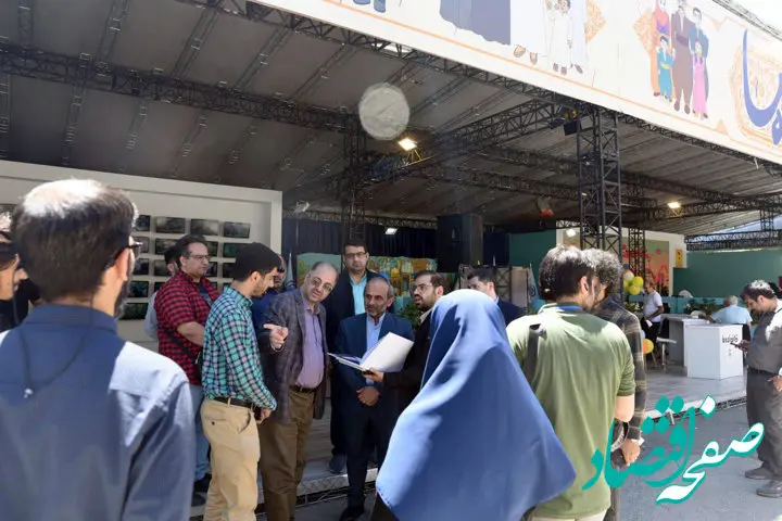 بازدید رئیس سازمان صداوسیما از غرفه "خانواده ما" سازمان تأمین‌اجتماعی