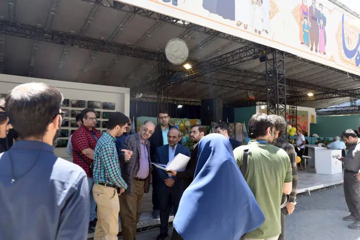 بازدید رئیس سازمان صداوسیما از غرفه "خانواده ما" سازمان تأمیناجتماعی