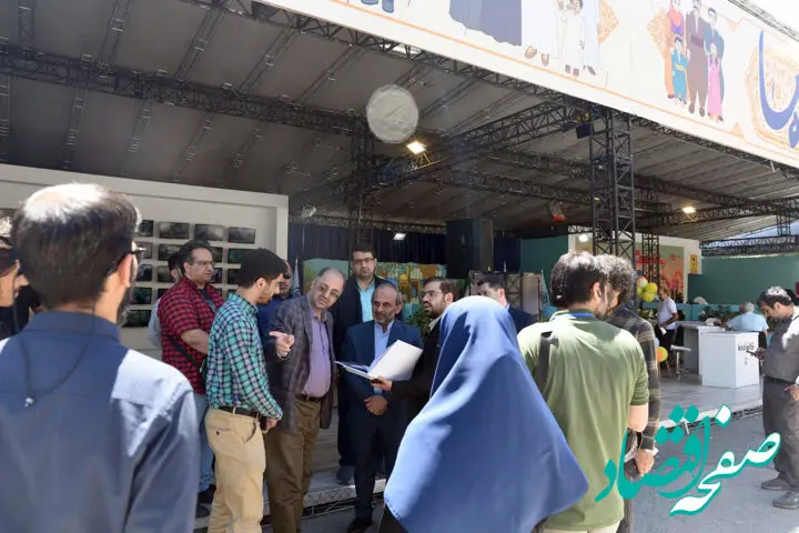 بازدید رئیس سازمان صداوسیما از غرفه "خانواده ما" سازمان تأمین‌اجتماعی