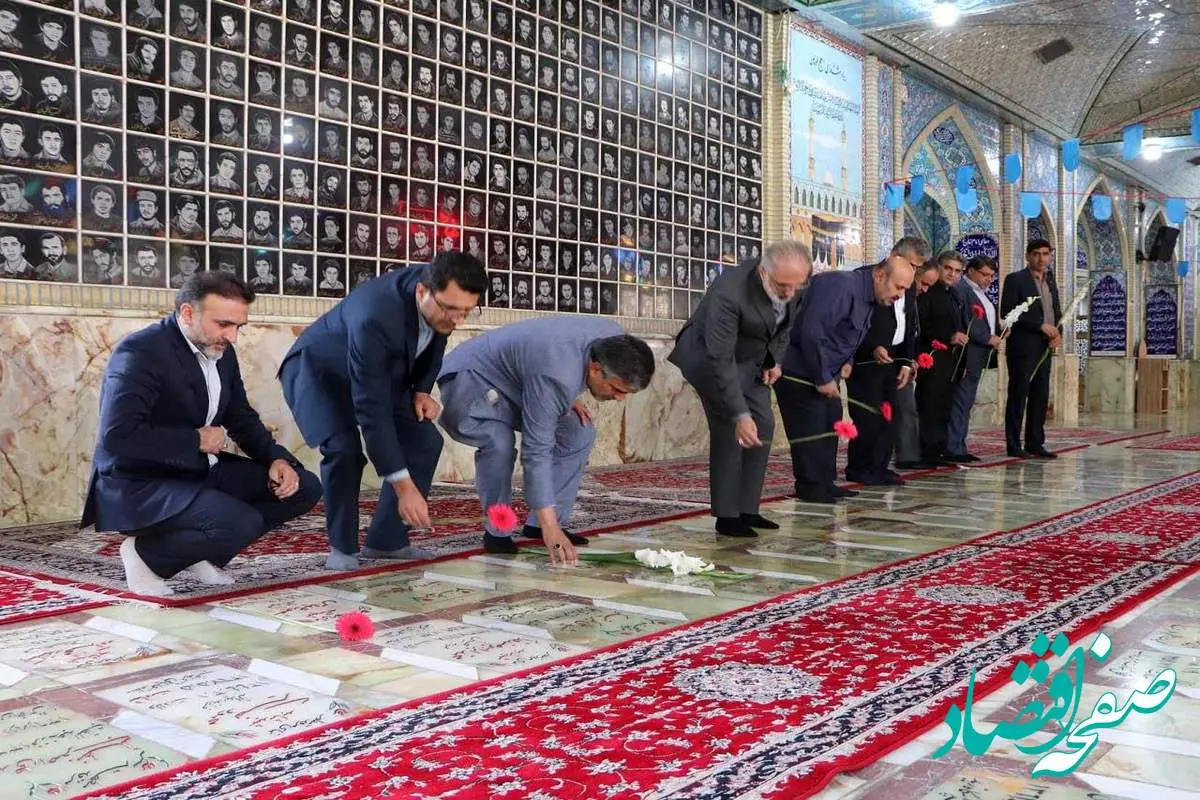 ادای احترام مدیرعامل بانک مسکن و هیات همراه به مقام شهدا/تاکید دکتر خورسندیان بر تلاش در جهت سربلندی ایران اسلامی