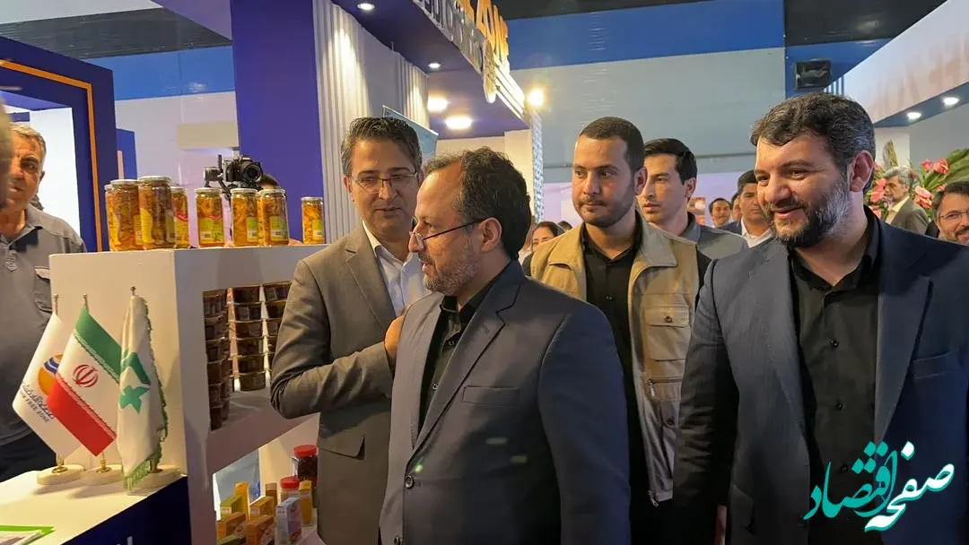 بازدید وزیر اقتصاد از غرفه منطقه آزاد قشم