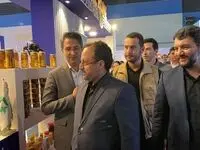 بازدید وزیر اقتصاد از غرفه منطقه آزاد قشم