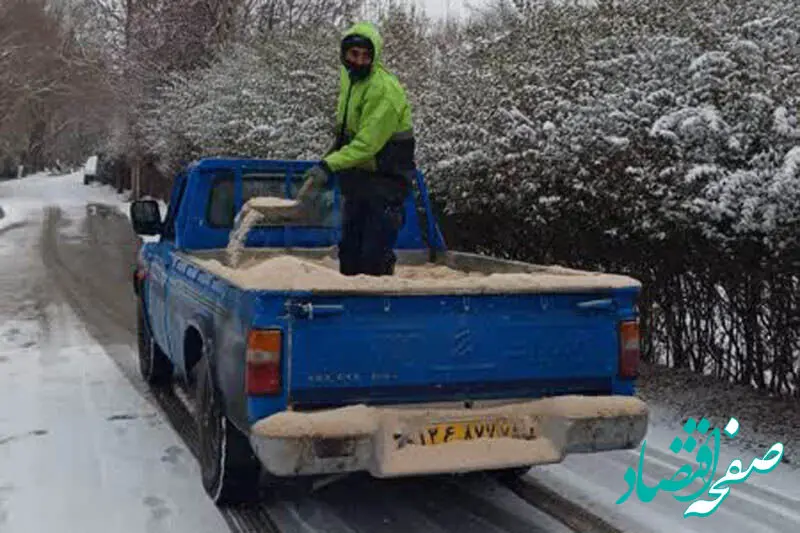 خبر فوری از برف‌روبی و نمک‌پاشی معابر دماوند/جاده‌های این شهر لغزنده‌ است