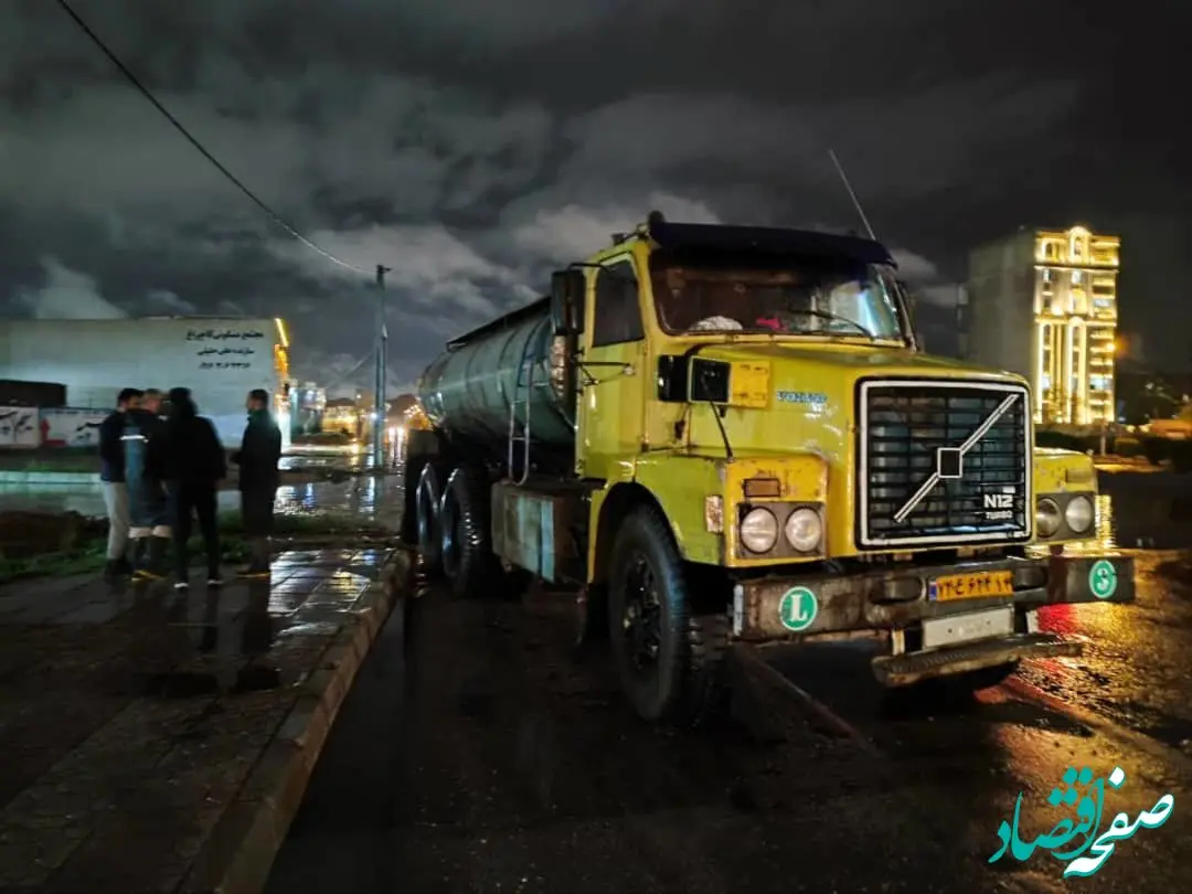 دفع آب های سطحی در مناطقی از شهرستان اهواز توسط قرارگاه محرومیت زدایی و مسئولیت های اجتماعی شرکت فولاد اکسین خوزستان