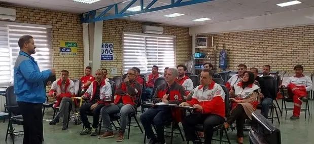 دوره آموزشی آشنایی با خودروهای برقی ایران‌خودرو برای دست‌اندرکاران خدمات نوروزی ۱۴۰۴