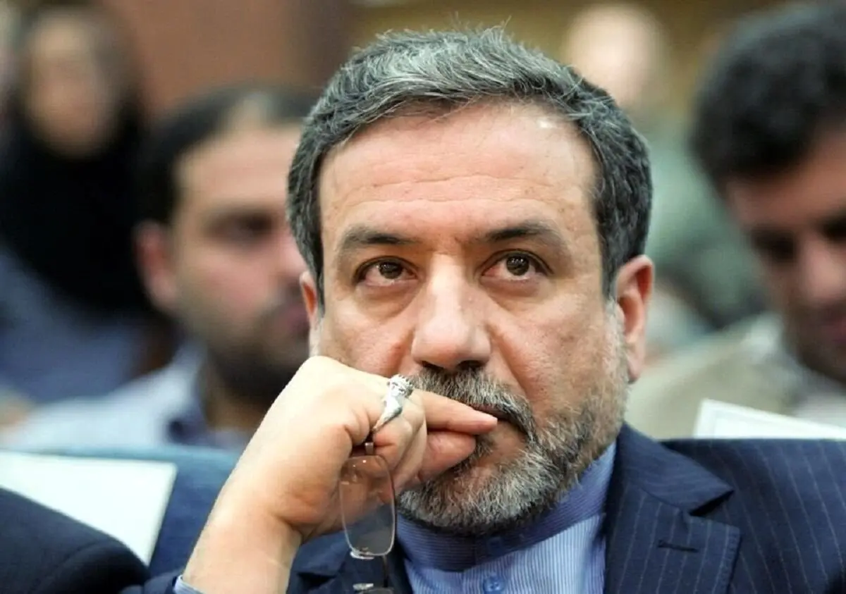 ماجرای جنجالی یک عکس متفاوت از عراقچی در مجلس/ عینک...