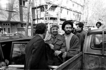 تصویری متفاوت از فرزند این مسئول معروف ایرانی در کنار یاسر عرفات