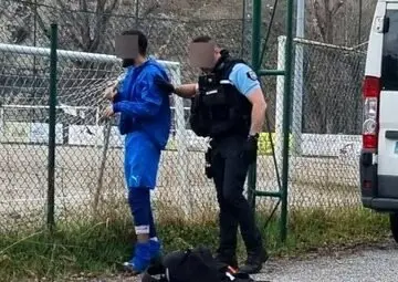 حمله به تماشاگران با چاقو توسط یک بازیکن فوتبال!