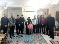 دیدار بسیجیان شرکت فولاد اکسین خوزستان با خانواده شهدا