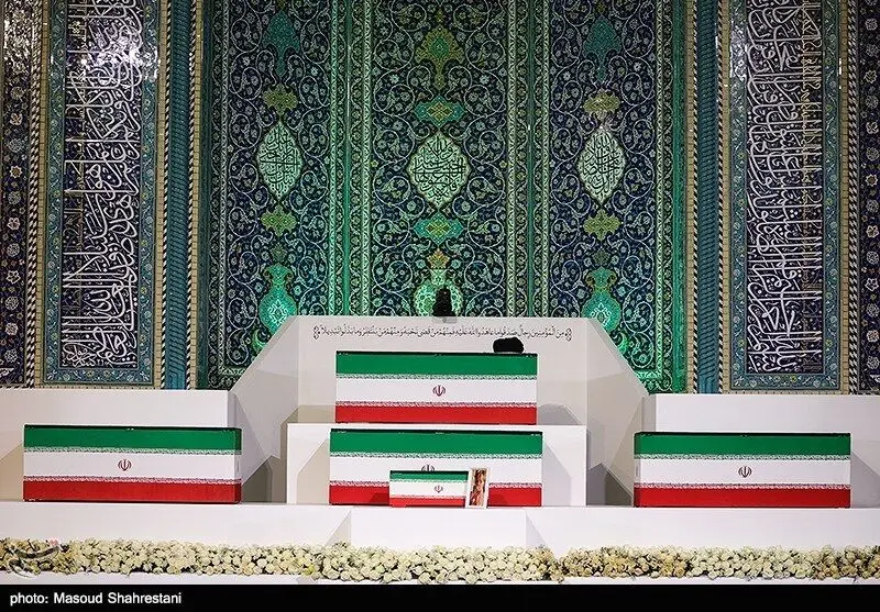 ادای احترام میهمانان خارجی و نمایندگان ادیان به پیکر شهدای انقلاب در مصلی تهران