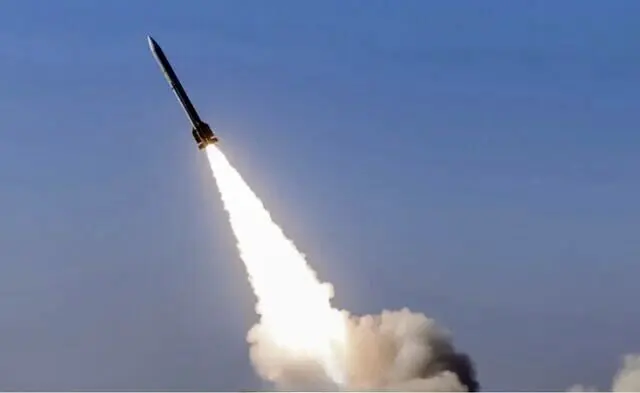 فیلم لحظه ی بی نظیر از حضور مردم زیر صدای بمباران و ضدهوایی ها که ترک میدان نکردند