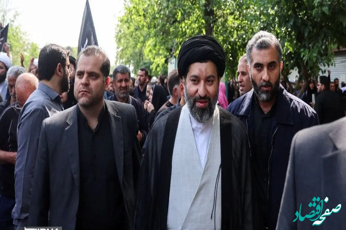 تصویری از فرزند رهبر انقلاب در مراسم تشییع پیکر سید ابراهیم رئیسی و همراهانش
