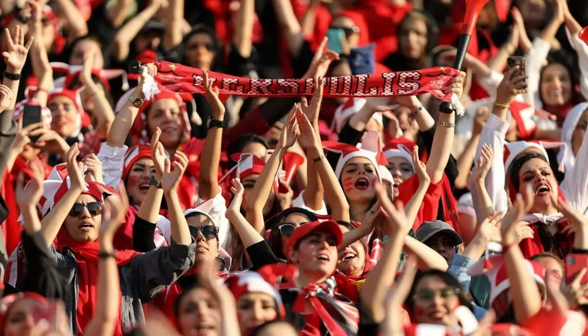 زنان پرسپولیسی روی سکوها آماده جشن قهرمانی !
