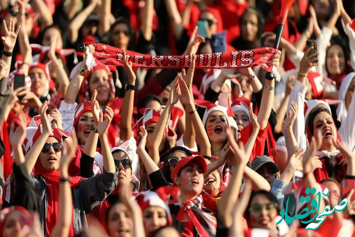 زنان پرسپولیسی روی سکوها آماده جشن قهرمانی !
