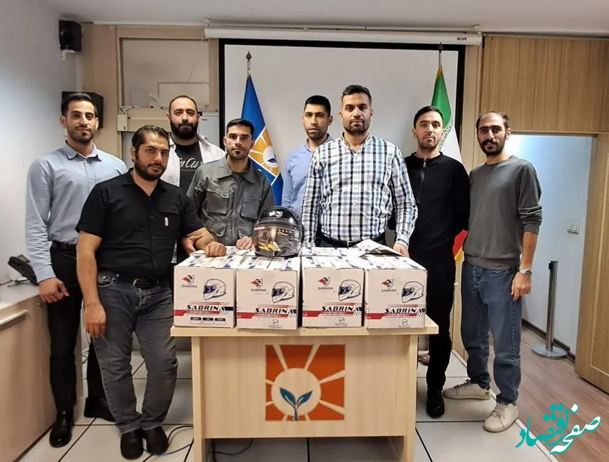 اهداء کلاه ایمنی به کارکنان موتورسیکلت سوار بیمه زندگی خاورمیانه