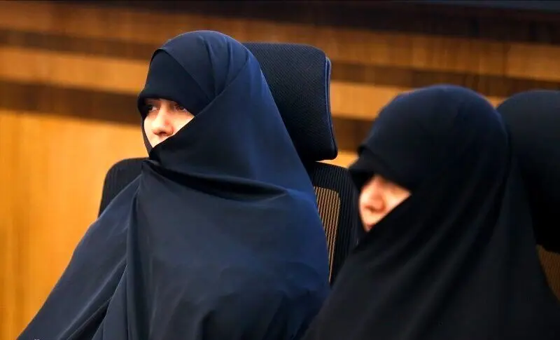 تصویر جدید از دختران شهید سید ابراهیم رئیسی در یک نشست بین المللی