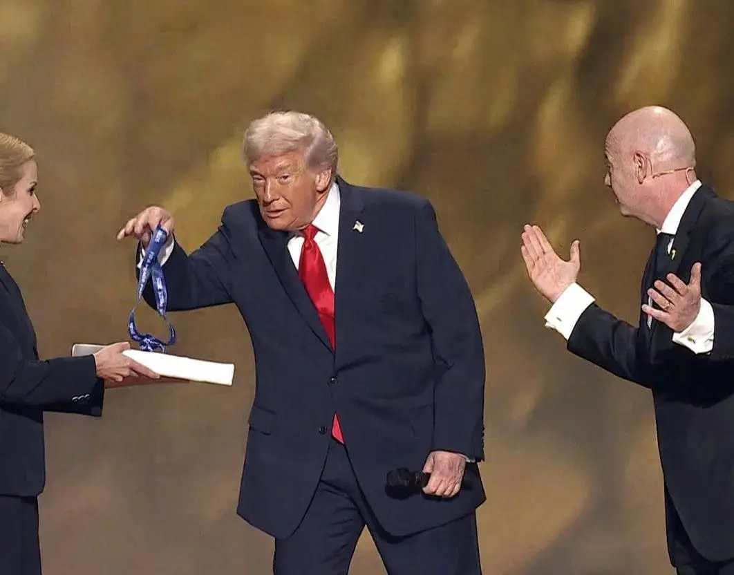 تصویر حرکت خیلی عجیب ترامپ در مراسم قرعه‌کشی جام جهانی همه را غافلگیر کرد