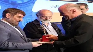 در نهمین اجلاس سراسری رضایتمندی مشتری با رویکرد اعطا نشان ملی اعتماد مشتریان؛ تندیس زرین همایش به بیمه دی رسید