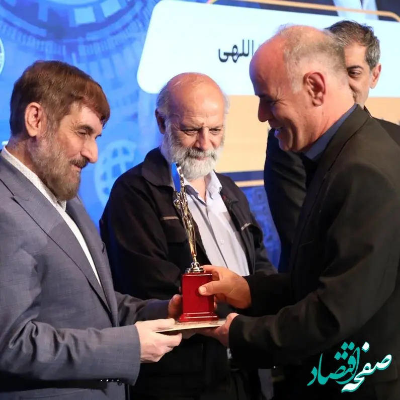 در نهمین اجلاس سراسری رضایتمندی مشتری با رویکرد اعطا نشان ملی اعتماد مشتریان؛ تندیس زرین همایش به بیمه دی رسید