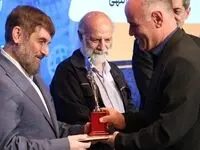 در نهمین اجلاس سراسری رضایتمندی مشتری با رویکرد اعطا نشان ملی اعتماد مشتریان؛ تندیس زرین همایش به بیمه دی رسید