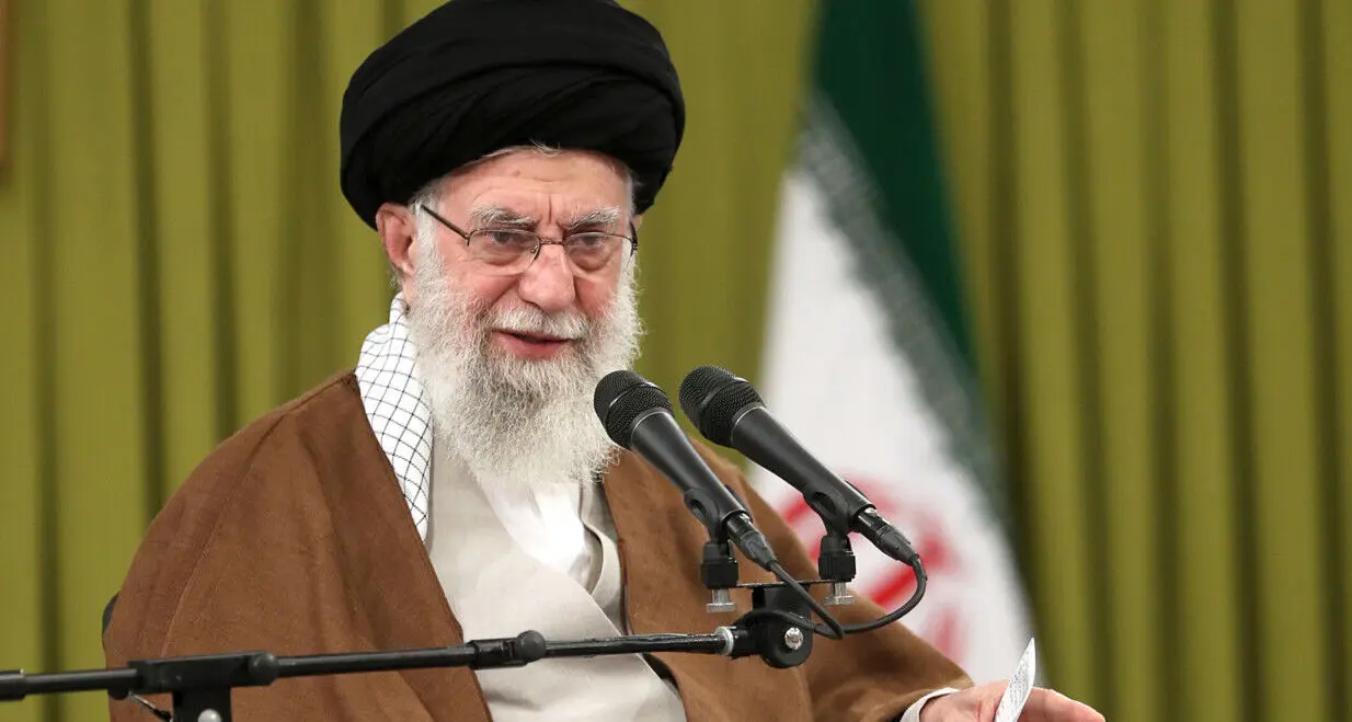 چه کسانی با گذاشتن سند تحول آموزش و پرورش در کِشو، مورد عتاب رهبر انقلاب قرار گرفتند؟