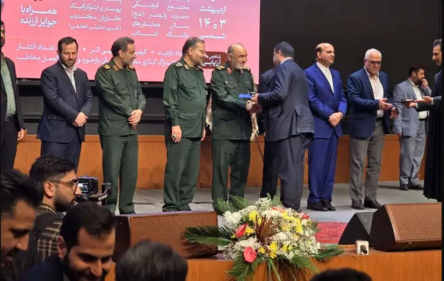 تقدیر فرمانده کل سپاه از مدیرعامل شرکت فولاد اکسین خوزستان


