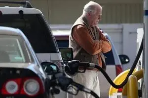 انفجار بمب تنگه هرمز در پمپ بنزین کالیفرنیا 