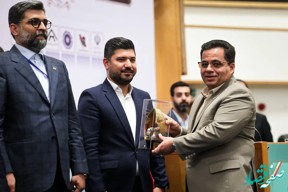 تجلیل از مدیر عامل شرکت فولاد آلیاژی ایران به عنوان برگزیده صنایع معدنی