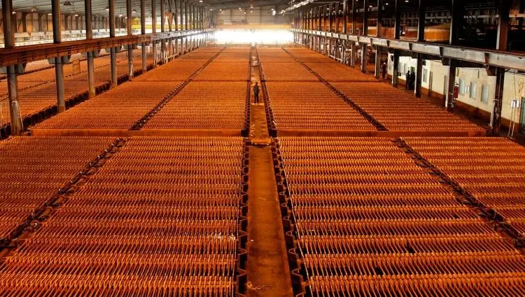 افزایش قابل توجه سرمایه گذاری جهانی روی ظرفیت زنجیره مس جهانی / سقوط قیمت جهانی مس از مرز ۱۴ هزار دلار