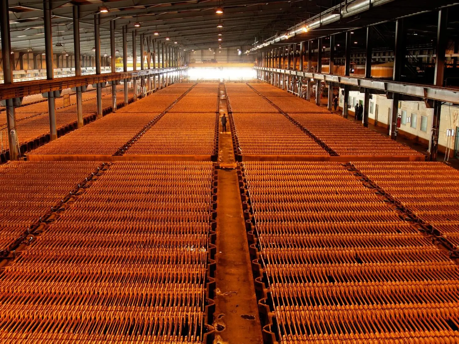 افزایش قابل توجه سرمایه گذاری جهانی روی ظرفیت زنجیره مس جهانی / سقوط قیمت جهانی مس از مرز ۱۴ هزار دلار