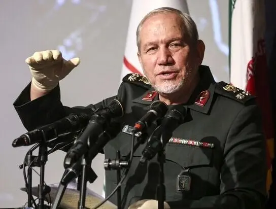 یک عکس متفاوت از مشاور نظامی رهبر انقلاب با پوشش غیرنظامی در میان مردم 