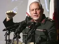 یک عکس متفاوت از مشاور نظامی رهبر انقلاب با پوشش غیرنظامی در میان مردم 