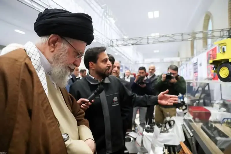 بازدید مقام معظم رهبری از نمایشگاه توانمندیهای ذوب آهن اصفهان
