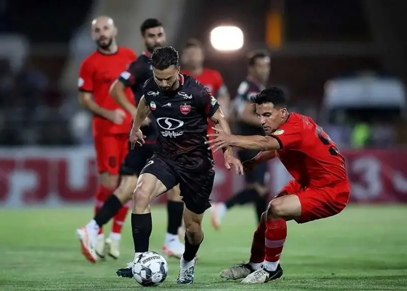 پرسپولیس در آزادی با تراکتور بازی میکند